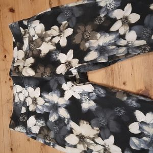 Hue floral print pull up stretch jeans. Size small.